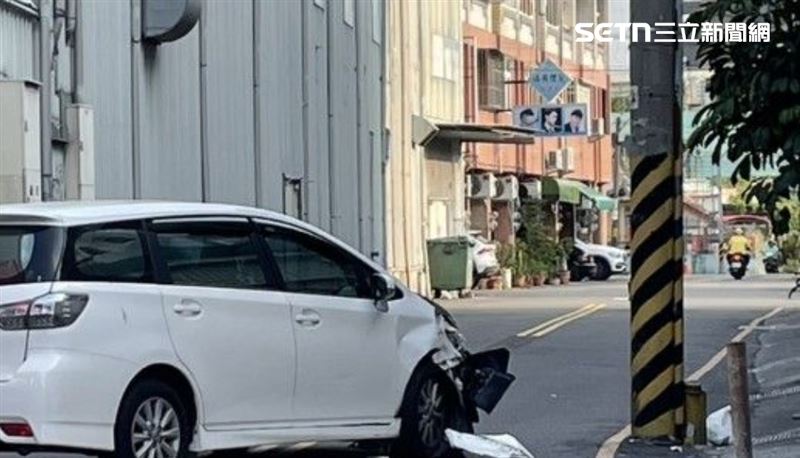阮女駕駛的休旅車衝撞電線桿後，一度倒車試圖逃離現場，車輪甚至輾壓撞落的零件，但隨後放棄駕駛，將車逆向停放在雙黃線中央。（圖／翻攝畫面）