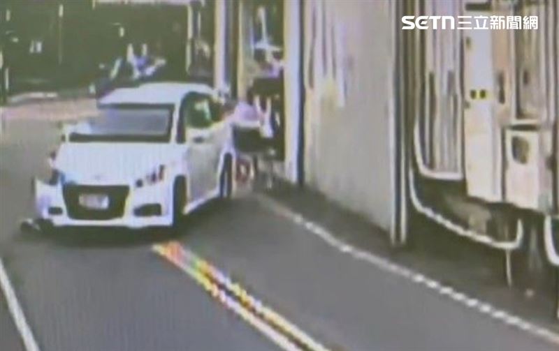 發現肇事車輛空置在路中，駕駛早已不見蹤影。警方隨即展開搜尋，在10分鐘內於鄰近路段尋獲母女，發現媽媽酒測值超標。（圖／翻攝畫面）