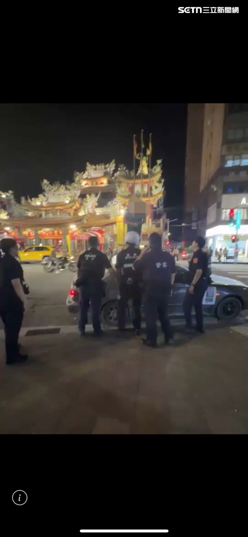 北市男子在饒河街夜市前跳上自己轎車車頂。（圖／翻攝畫面）