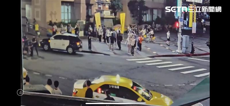 北市男子在饒河街夜市前跳上自己轎車車頂。（圖／翻攝畫面）