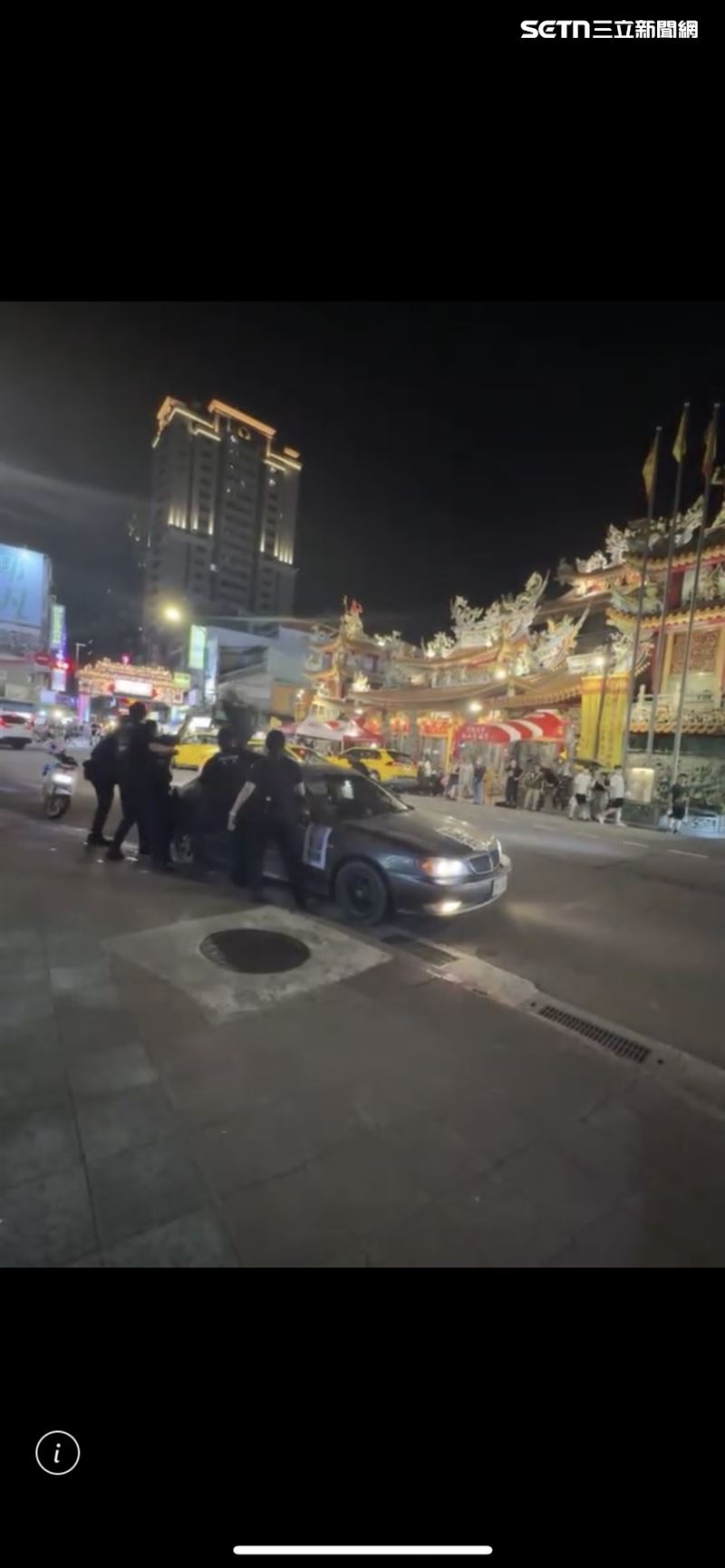 北市男子在饒河街夜市前跳上自己轎車車頂。（圖／翻攝畫面）