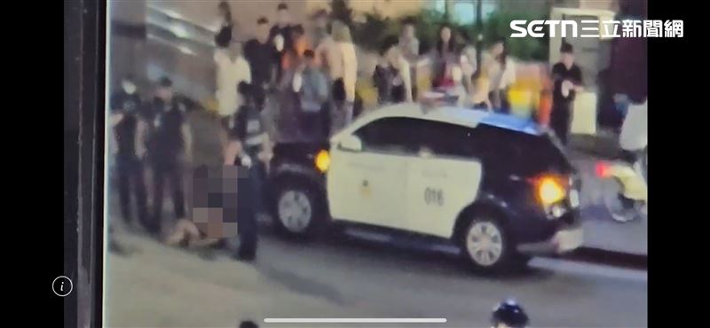 北市男子在饒河街夜市前跳上自己轎車車頂。（圖／翻攝畫面）