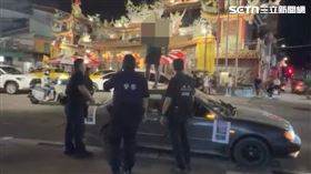 北市男子在饒河街夜市前跳上自己轎車車頂。（圖／翻攝畫面）