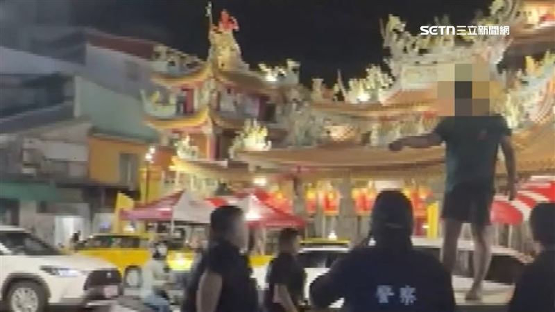 男子（右2）在饒河觀光夜市入口處大鬧