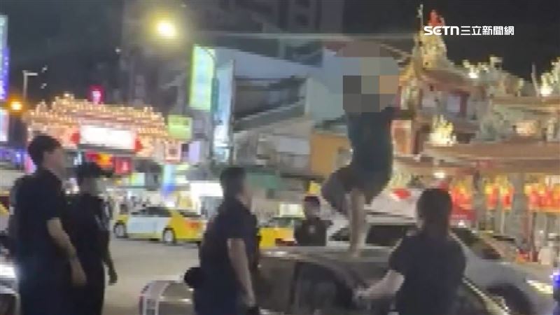 男子在車頂大力跳躍，邊跳還邊大聲吼叫