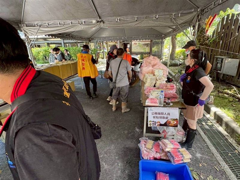 鏟子超人不孤單！「中華城隍文化總匯」集合全國50城隍廟送3萬多個便當到花蓮，同島一命幫助重拯家園。（圖／「中華城隍文化總會」提供）