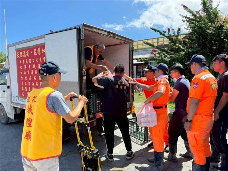 鏟子超人不孤單！「中華城隍文化總匯」集合全國50城隍廟送3萬多個便當到花蓮，同島一命幫助重拯家園。（圖／「中華城隍文化總會」提供）