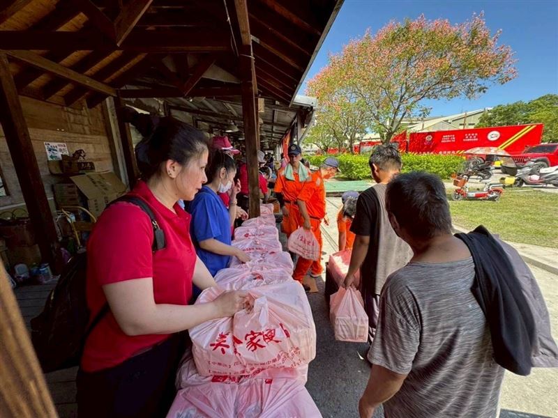 鏟子超人不孤單！「中華城隍文化總匯」集合全國50城隍廟送3萬多個便當到花蓮，同島一命幫助重拯家園。（圖／「中華城隍文化總會」提供）
