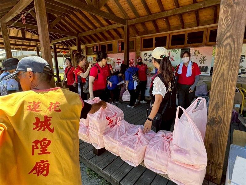 鏟子超人不孤單！「中華城隍文化總匯」集合全國50城隍廟送3萬多個便當到花蓮，同島一命幫助重拯家園。（圖／「中華城隍文化總會」提供）