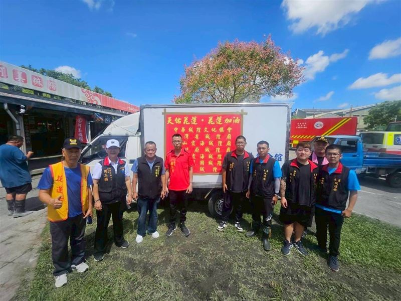 鏟子超人不孤單！「中華城隍文化總匯」集合全國50城隍廟送3萬多個便當到花蓮，同島一命幫助重拯家園。（圖／「中華城隍文化總會」提供）
