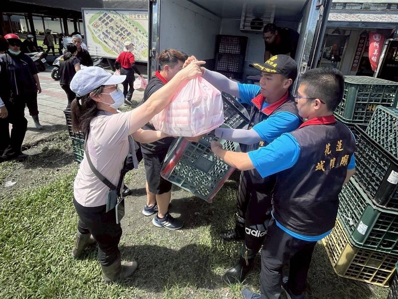 鏟子超人不孤單！「中華城隍文化總匯」集合全國50城隍廟送3萬多個便當到花蓮，同島一命幫助重拯家園。（圖／「中華城隍文化總會」提供）