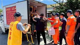 鏟子超人不孤單！「中華城隍文化總匯」集合全國50城隍廟送3萬多個便當到花蓮，同島一命幫助重拯家園。（圖／「中華城隍文化總會」提供） 