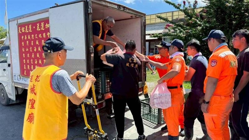 城隍爺便當超人出動 送3萬個便當到花蓮