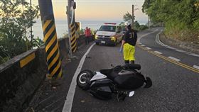 宜蘭台九丁線37.1公里處今天（30日）發生一起離奇車禍，有民眾發現一輛機車疑似自撞倒在路旁，但騎士卻消失無蹤，因彎道緊鄰懸崖，不排除騎士有墜崖可能性，警消人員吊掛進行搜救中