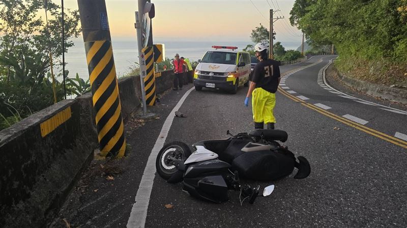 台九丁線37.1公里處車禍，男騎士疑自撞墜崖身亡。（圖／翻攝畫面）