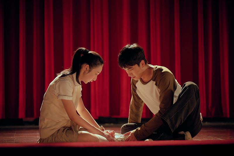 曾敬驊（右）與李沐演出《如果我不曾見過太陽》。（圖／Netflix提供）
