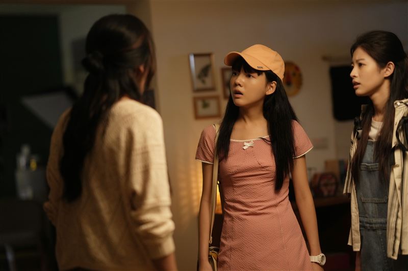 林思廷（左）、詹子萱飾演異卵雙胞胎姊妹。（圖／晴天影像提供）