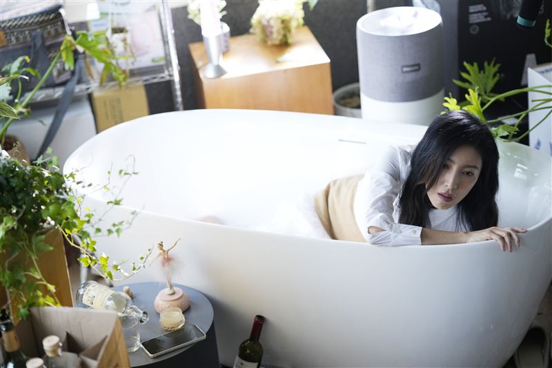 楊謹華劇中詮釋身處流量壓力、網路輿論與家庭失衡中掙扎求生的現代女性。（圖／晴天影像提供）