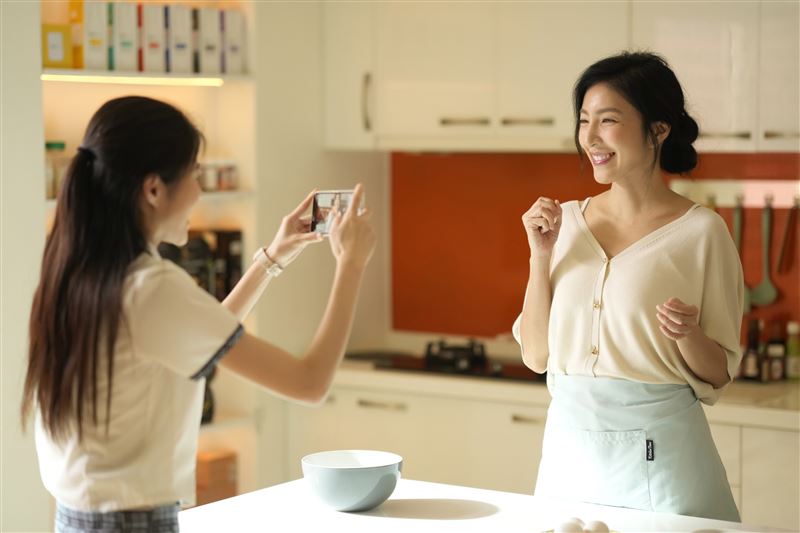 楊謹華飾演兼具網紅光環與單親母職壓力的「陳怡安」。（圖／晴天影像提供）