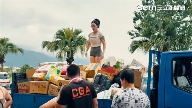 金牌國手方慧玲挺進花蓮災區，親自幫忙搬物資。（圖／網友aon620609拍攝、方慧玲授權提供，未經同意請勿轉載）
