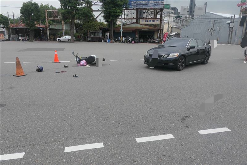 媽媽載6歲女兒去上學時遭撞，造成顱內出血送醫。（圖／翻攝畫面）
