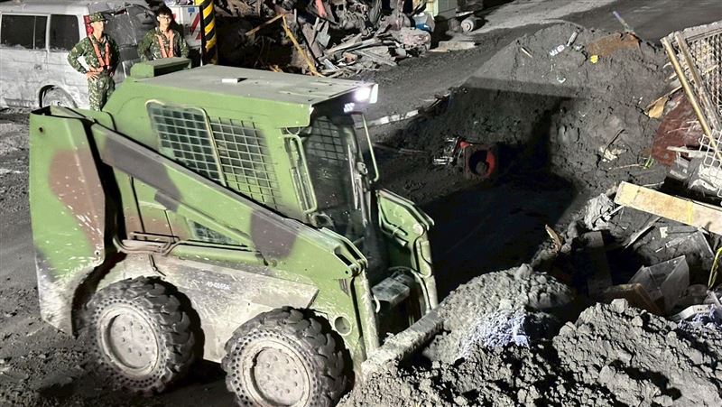 花蓮光復鄉遭洪災重創，國軍兄弟出動支援災區重建。（圖／翻攝畫面）