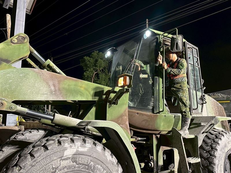 花蓮光復鄉遭洪災重創，國軍兄弟出動支援災區重建。（圖／翻攝畫面）