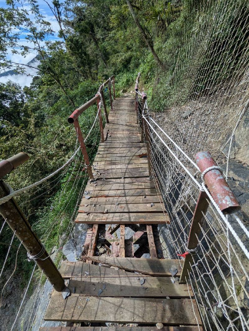 北大武山步道橋面受損　預計10/9重新開放北大武山步道7月遭遇豪雨後多處崩塌封閉整修，又因颱風樺加沙影響邊坡土石崩落，1.5公里處棧道橋面受損，經林業及自然保育署屏東分署搶修，預計10月9日對外開放。（林業及自然保育署屏東分署提供）中央社記者李卉婷傳真 114年9月30日