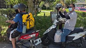 農業部出動「送餐摩托車」，為災民及志工送餐。（圖／農業部提供）