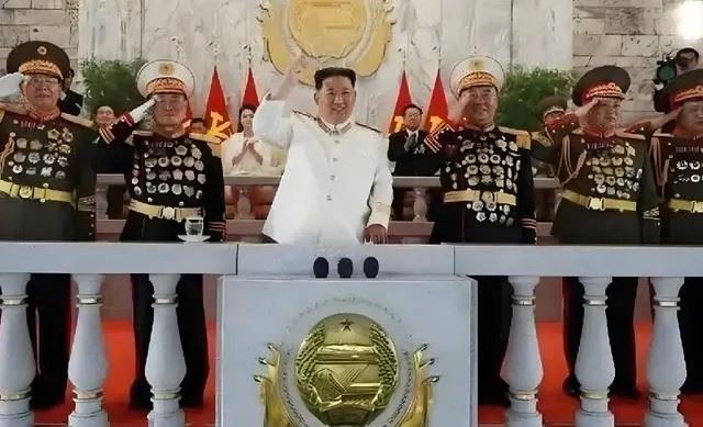北韓將軍身上的「榮譽鎧甲」，被民眾戲稱「勳章防彈衣」。(圖／翻攝百度百科)