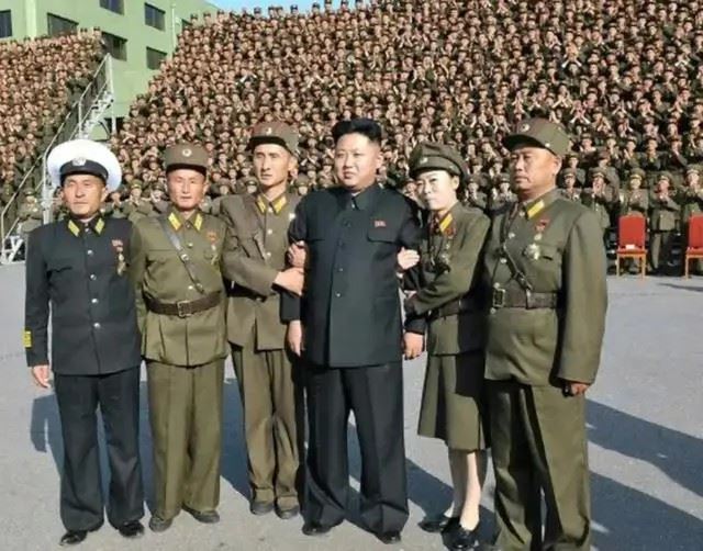 北韓領導人金正恩利用國家機器控制人民思想，塑造其受軍民愛戴的英雄形象。(圖／翻攝百度百科)