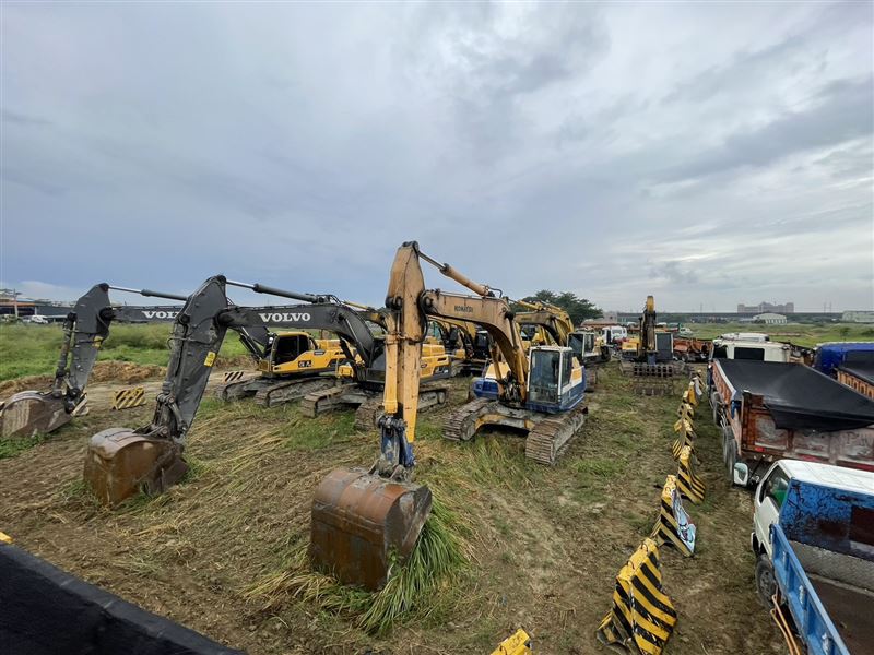 檢方日前查扣9輛重機具，包含挖土機、砂石車等。（圖／橋檢提供）