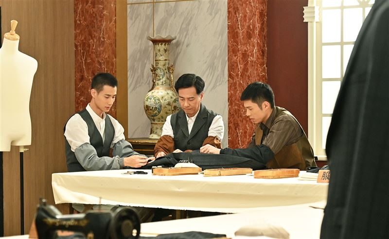 盧彥澤（左起）、尹昭德、王盈凱劇中參加西裝大賽。（圖／台視提供）