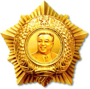 金日成勳章設立於1972年，是北韓的最高榮譽，授予對政權表現出非凡忠誠和服務的個人。該勳章通常僅授予金氏家族的核心人物，迄今已頒發不到一千次。(圖／翻攝維基百科)