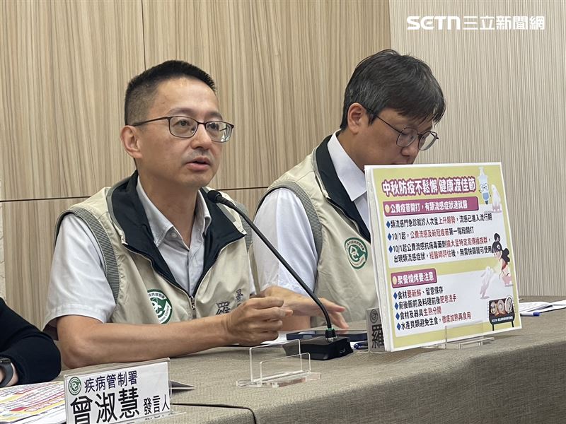 疾管署長羅一鈞（左）表示，公費疫苗明開打，不過因應災情開放光復鄉全體居民及相關工作人員及志工「鏟子超人」共1.2萬劑疫苗施打。（圖／記者簡浩正攝影）