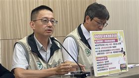 疾管署長羅一鈞（左）表示，公費疫苗明開打，不過因應災情開放光復鄉全體居民及相關工作人員及志工「鏟子超人」共1.2萬劑疫苗施打。（圖／記者簡浩正攝影）