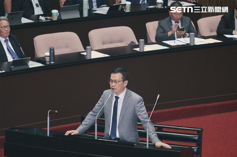 羅智強又問，薛香川因風災時聚餐被逼辭官，當時蔡英文痛批「氣到想砸電視」，卓會否有相同想法？卓榮泰回擊「我會把電視送到災區去」。（圖／記者楊士誼攝影）