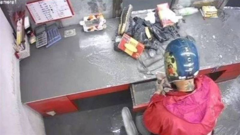 李姓男子（31歲）前往災區探視女友，趁機洗劫敦厚路上的1家檳榔攤。（圖／翻攝畫面）