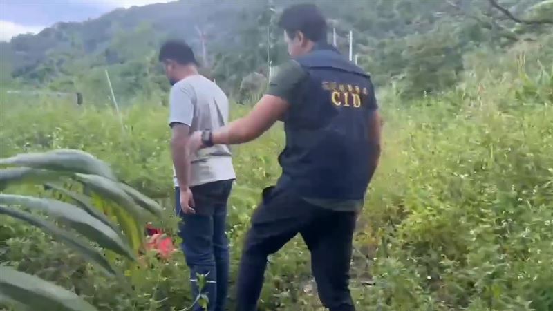 警方在吉安鄉一處民宅逮捕李男。（圖／翻攝畫面）