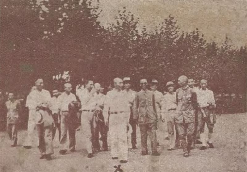 1937年,時任四川建設廳廳長的盧作孚(中)視察北碚。(圖/翻攝維基百科)