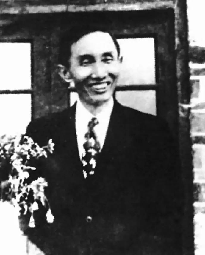 在三反五反運動期間,民生公司因經營不佳陷入困境。1952年2月5日,公司召開「五反」動員大會,盧作孚被揭發「腐蝕拉攏國家幹部」。當晚,他在重慶家中吞服安眠藥自殺身亡。(圖/翻攝百度百科)
