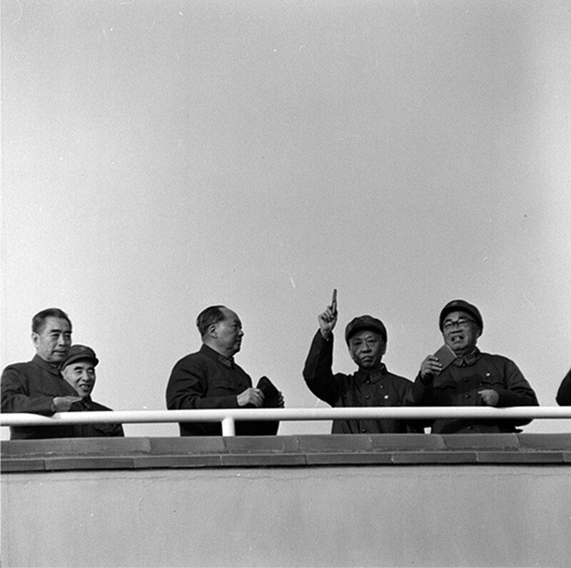 1966年9月15日,周恩來(左起)、林彪、毛澤東、劉少奇、朱德在天安門城樓上接見紅衛兵。(圖/翻攝維基百科)