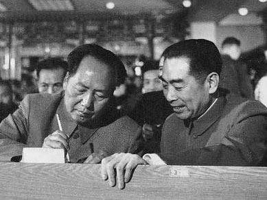 1966年9月15日,周恩來、林彪、毛澤東、劉少奇、朱德在天安門城樓上接見紅衛兵。(圖/翻攝維基百科)