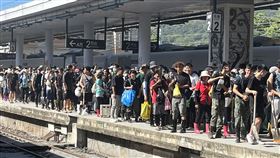 投入花蓮光復災區清掃，慈濟：已有1萬2千名「鏟子超人」參與。（圖／慈濟基金會提供）