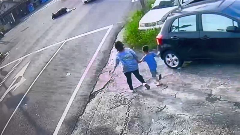 女駕駛帶著小孩匆匆離開，最後逃回台南。（圖／翻攝畫面）