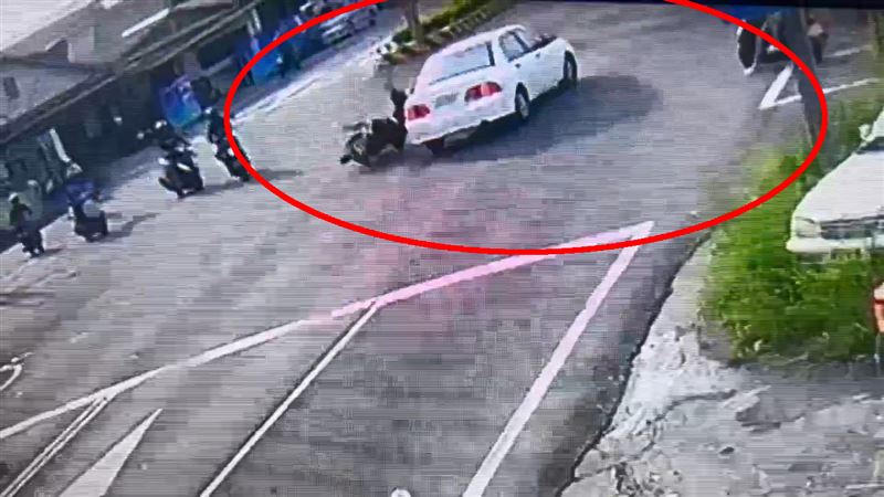 監視器拍下車禍瞬間。（圖／翻攝畫面）