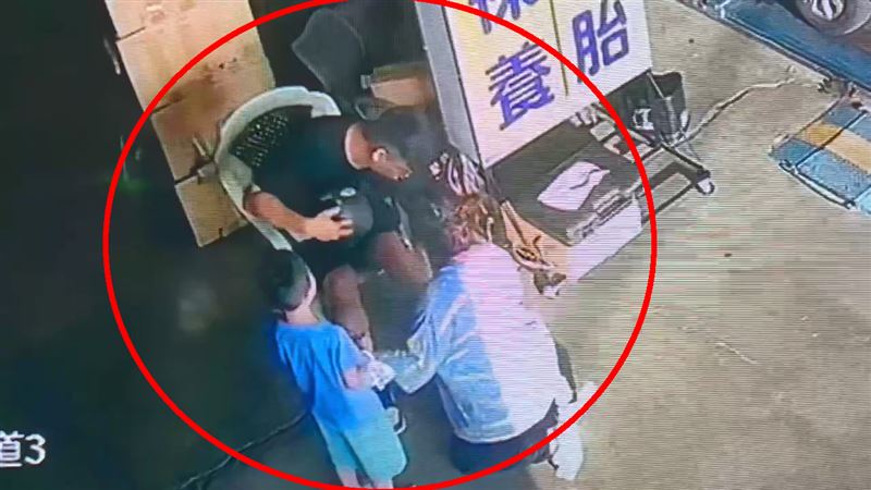 女駕駛下跪要求陳男不要報警。（圖／翻攝畫面）