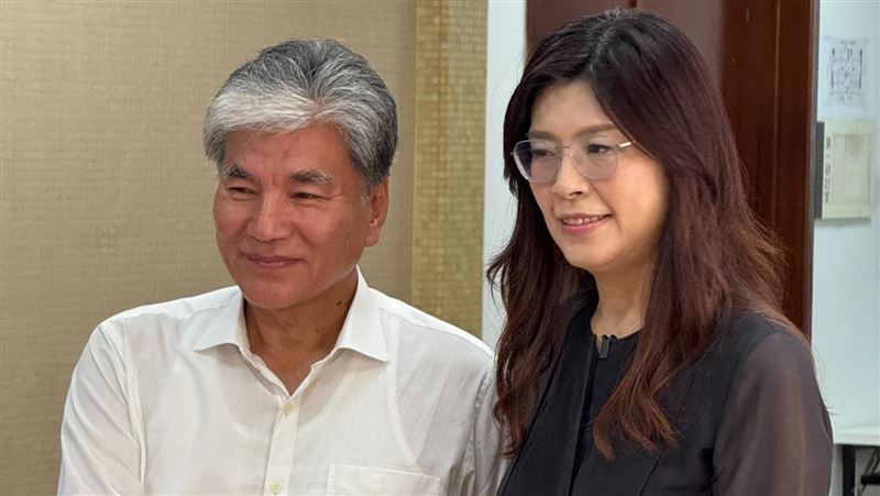 鄭麗文（右）今日拜訪李鴻源（左）爭取支持。（圖／翻攝自鄭麗文臉書）