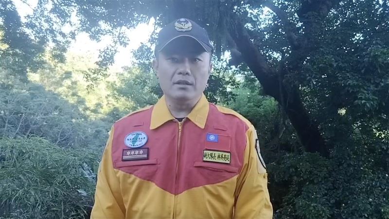 搜救隊副大隊長林吳亮廷忍痛放下重病的妻小投入救援。（圖／台中市消防局提供）