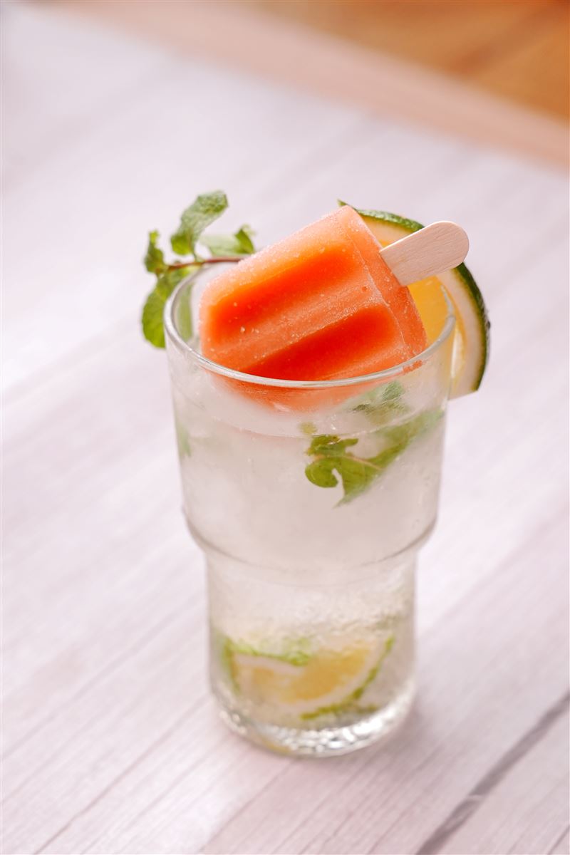Chill西mojito以清爽薄荷與青檸為基底，加入迷你西瓜海鹽冰棒，推出調酒版與無酒精版兩種選擇，既消暑又趣味。（圖／品牌業者提供）